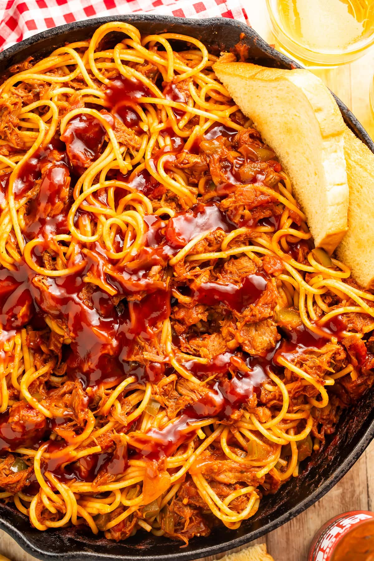 Close up of a skillet of bbq spaghetti with pulled pork.
